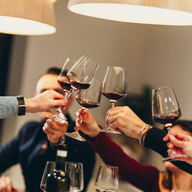 "Cata y maridaje de vinos con un sommelier local"