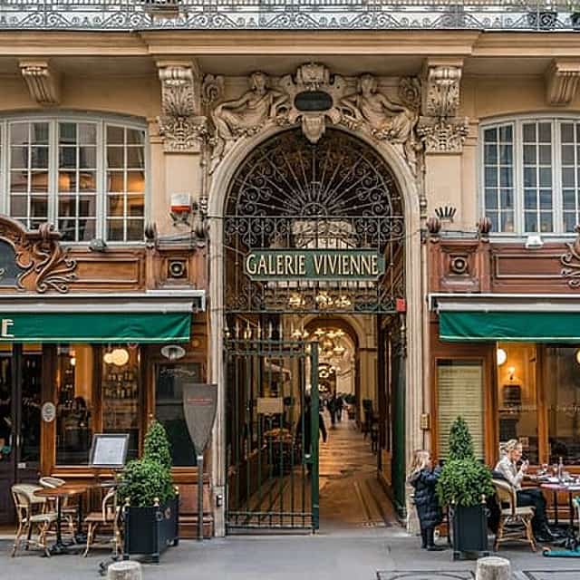 Paris Visita Privada: Joias Escondidas e Bairros da Moda com Café