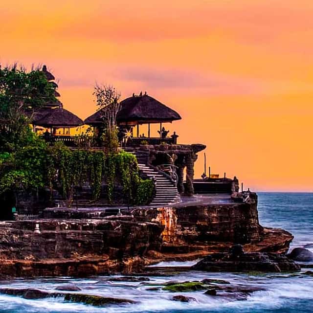 ทัวร์พร้อมไกด์ใน Ubud (ศูนย์กลางทางวัฒนธรรมของบาหลี) และวัดทานาห์ล็อต
