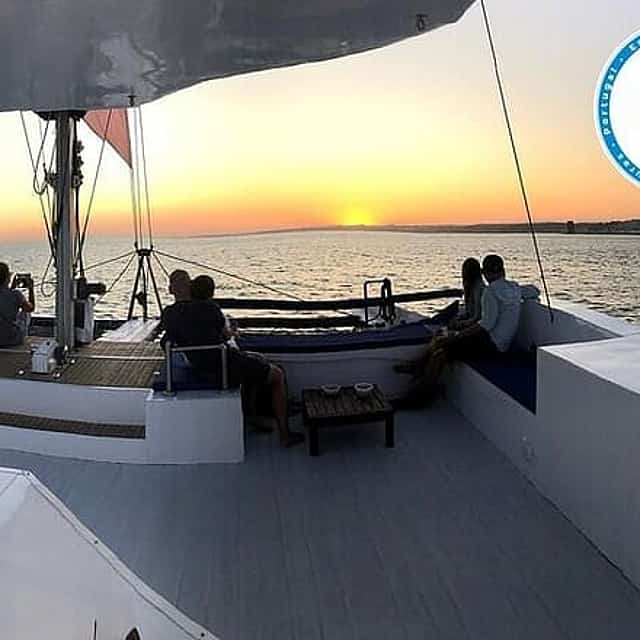 2H Tour privado en Catamarán de Vela "Vertigo" en Lisboa hasta 18pax.