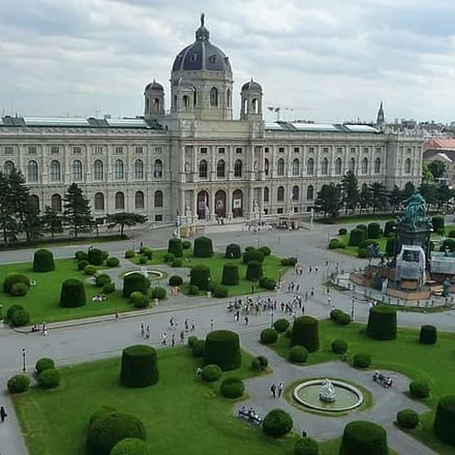 Private Transfer from Nuremberg to Vienna with 2h of Sightseeing