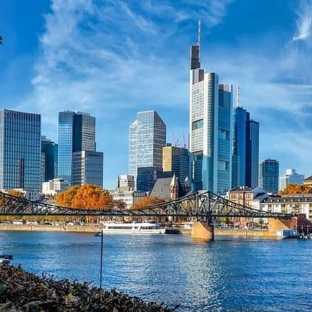 Privé transfer van Brugge naar Frankfurt, met een stop van 2 uur in Keulen.