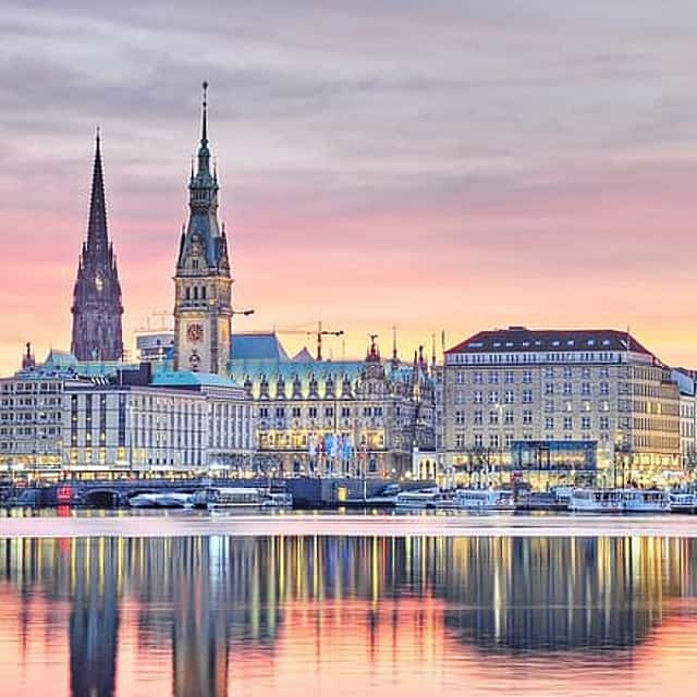 Private transfer from Amsterdam to Hamburg, 2h Sightseeing stop