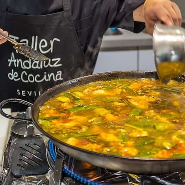 Sevilla: Kurzy vaření paelly a tapas + prohlídka trhu Triana