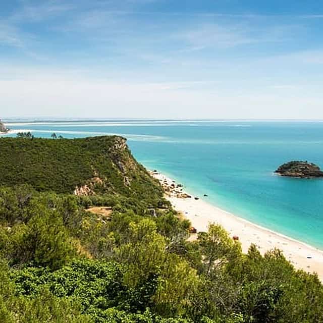 Excursión privada de un día Arrábida, Sesimbra y catas de vino desde Lisboa