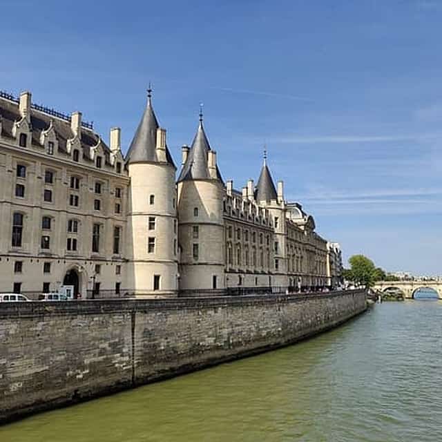4 hours Paris Private Trip with one Indian Meal - Hotel pickup