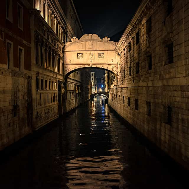 Venedig - Dogenpalast bei Nacht: Exklusive Führung durch das Gefängnis
