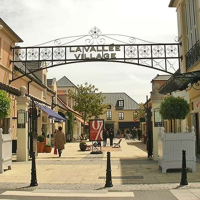 6-Hours Private Tour Eiffel Tower Shopping at La Vallee Village