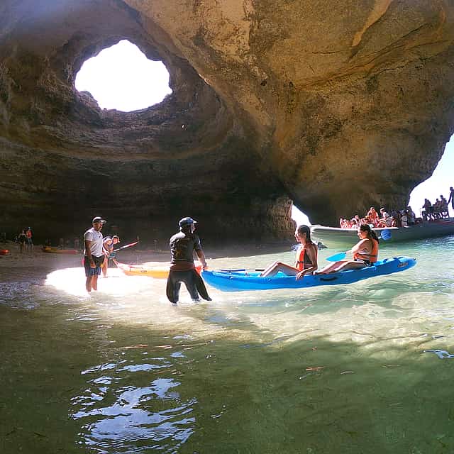 "Experiencia en Kayak en la Cueva de Benagil"
