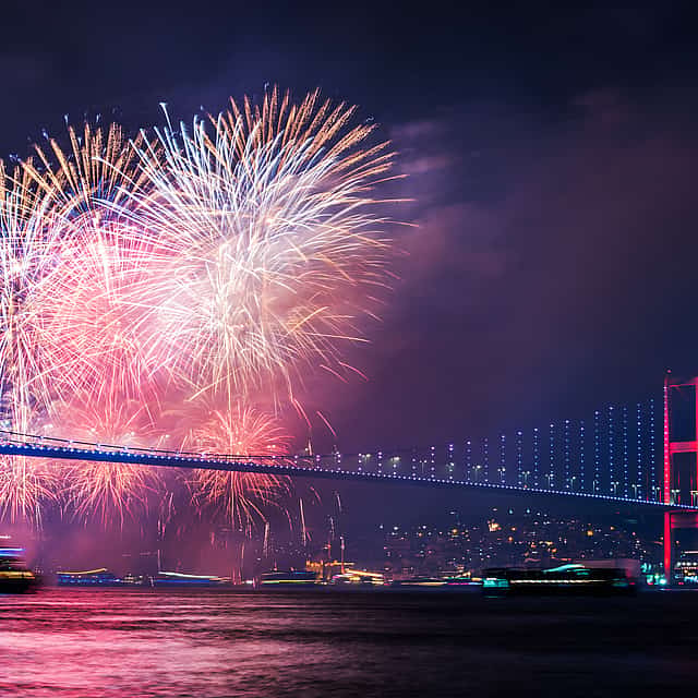 Silvester Bosporus Dinner Cruise mit Soft Drink Menü