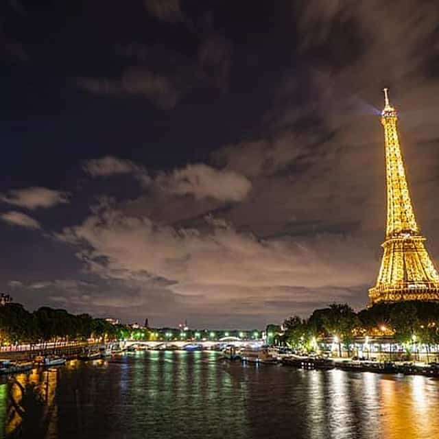 Paris and Saint Germain Half-Day Tour with Seine River Cruise