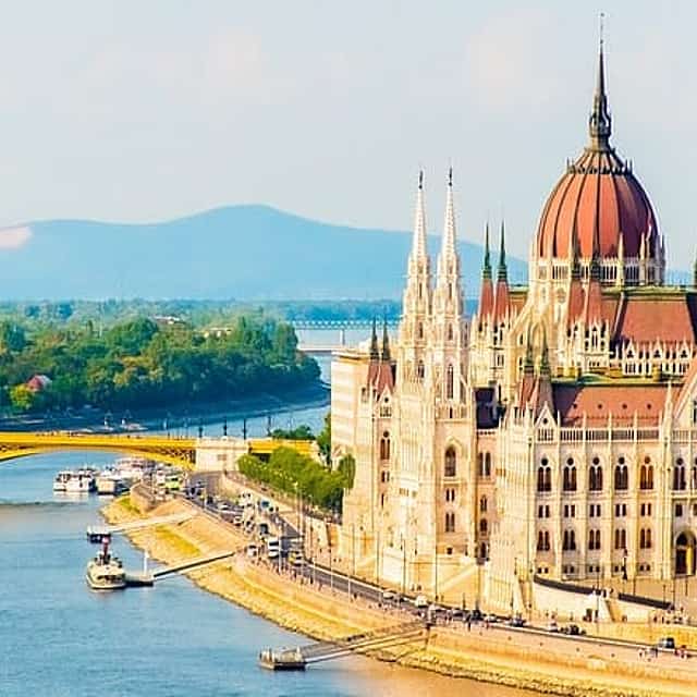Private transfer from Prague to Budapest with 4h of Sightseeing