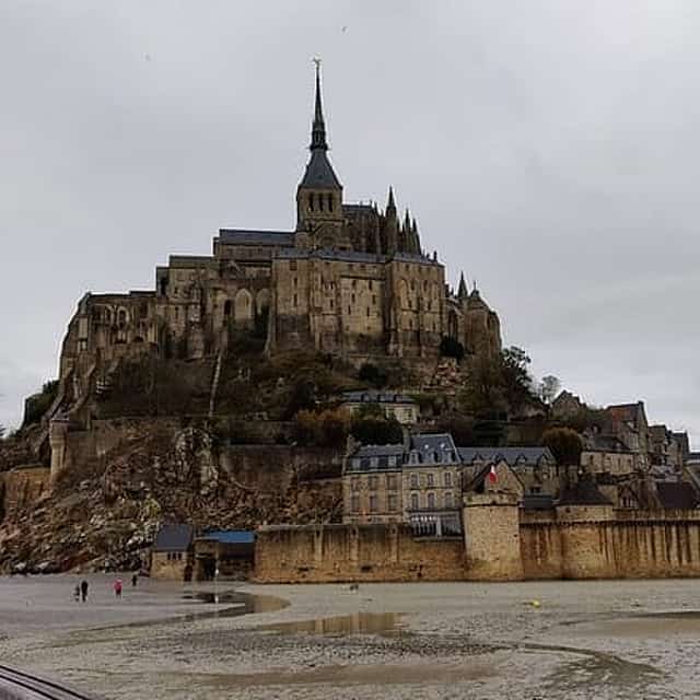 Mont Saint Michel Private VIP Tour with Champagne from Paris