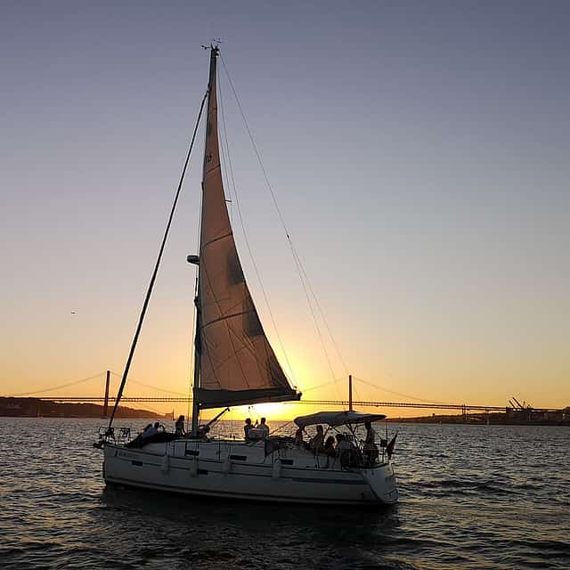 Tour privado de 2 horas en barco al atardecer en Lisboa: hasta 10 personas
