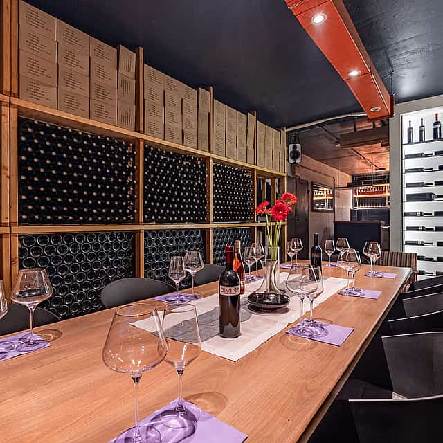 Weinprobe in der Splitter Untergrund-Nukes-Boutique-Weinkellerei
