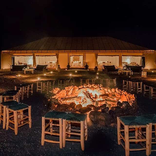 Luxuriöses Abendessen unter den Sternen und Kamelritt im Agafay Wüste bei Sonnenuntergang