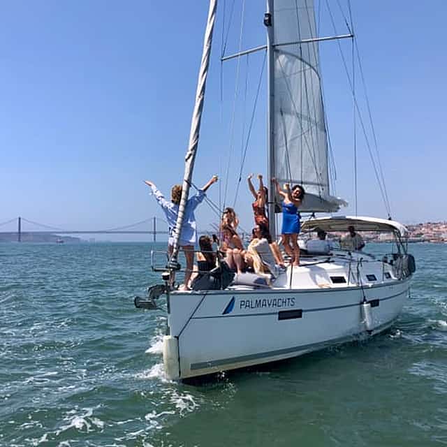 Privater Segeltörn Lissabon, Getränk inbegriffen (Optionen: 2 Std., 3 Std., 4 Std., 6 Std. oder 8 Std.)