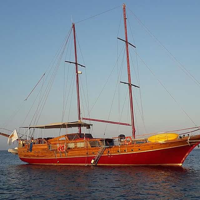 Crucero privado de 4 horas en un lujoso yate de madera