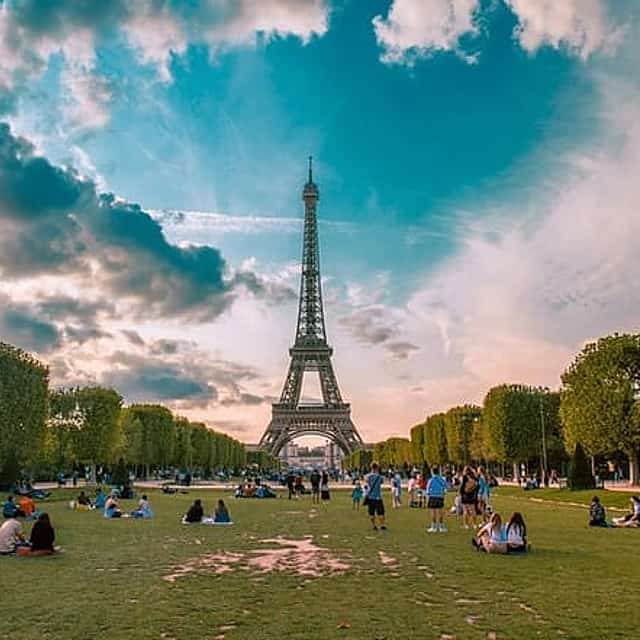 Half-Day Private Eiffel Tower with Seine River Lunch Cruise