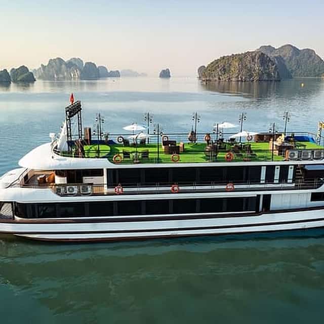 Hanoi to Ha Long Bay: 5-Star Luxury Cruise with Lunch & Kayaking