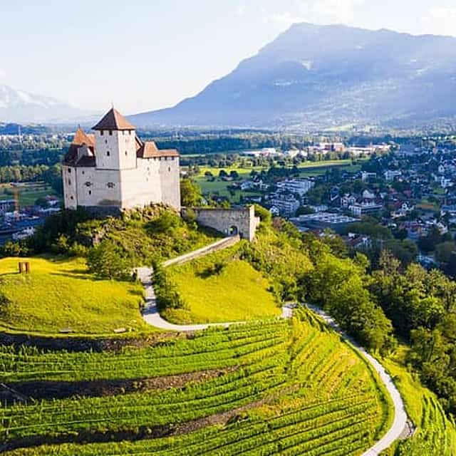 Privater Transfer: Zürich nach Vaduz, 2 Std. Sightseeing in Balzers