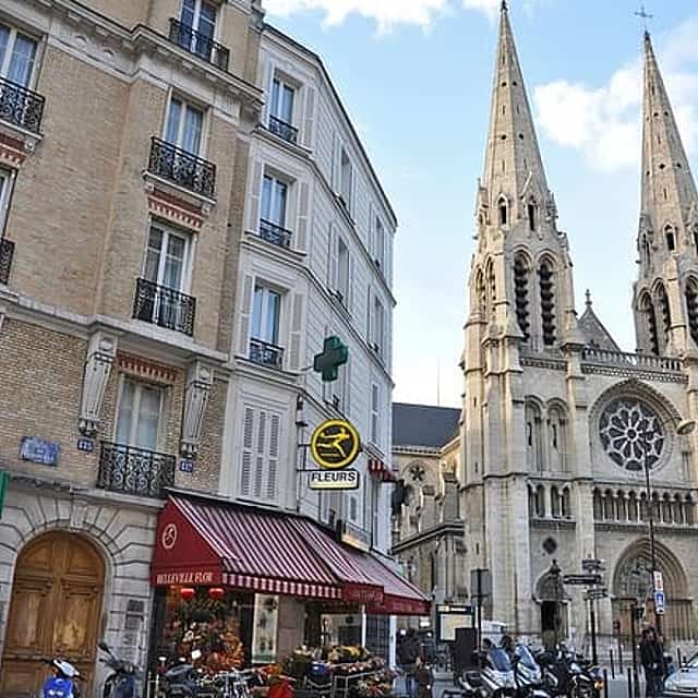 CDG Transfers with Eiffel Tower and Walking Tour of Belleville.