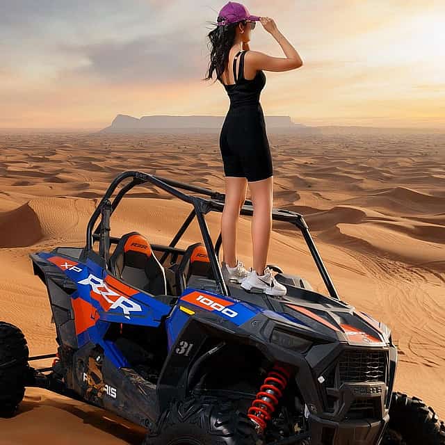 "Dubai: 60 minuten privé buggyrit door de rode duinen met safari en BBQ-diner in een VIP-kamp"