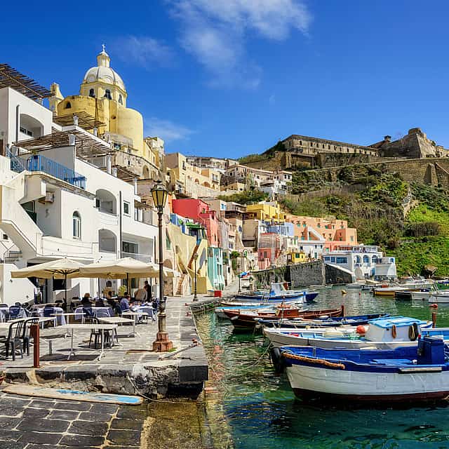 Passeio de barco com almoço a bordo para descobrir a Ilha de Procida