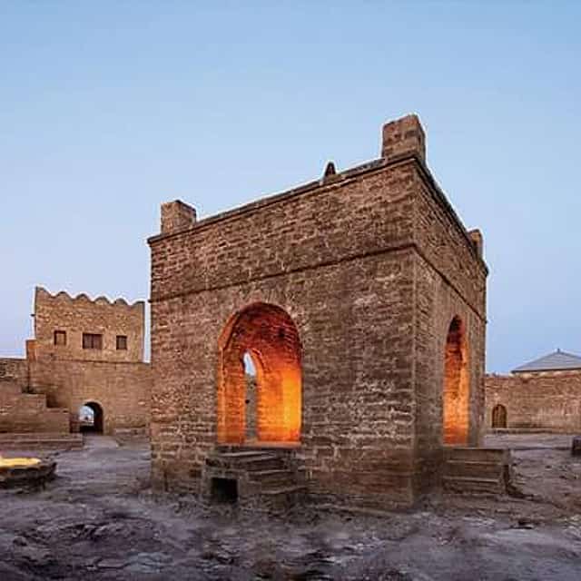 In the outskirts of Baku: the burning mountain Yanar Dag and the fire temple Ateshgah