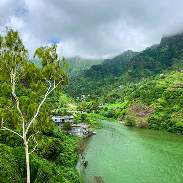 De Praia: Caminhada Serra Malagueta até Principal Valley e Almoço com uma Família Local