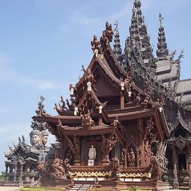 Bangkok to Pattaya Private One-Way Transfer with Sightseeing Stop