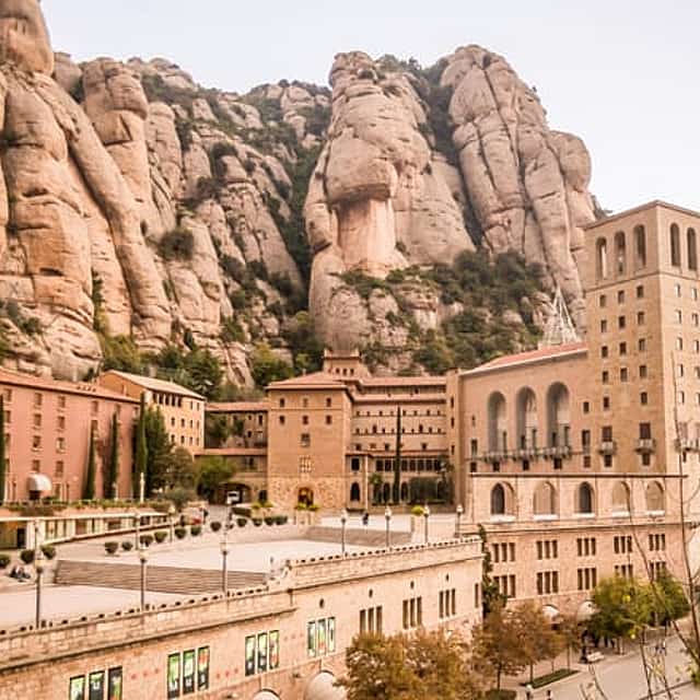 Montserrat de inicio tardío, comida y vino con tren cremallera