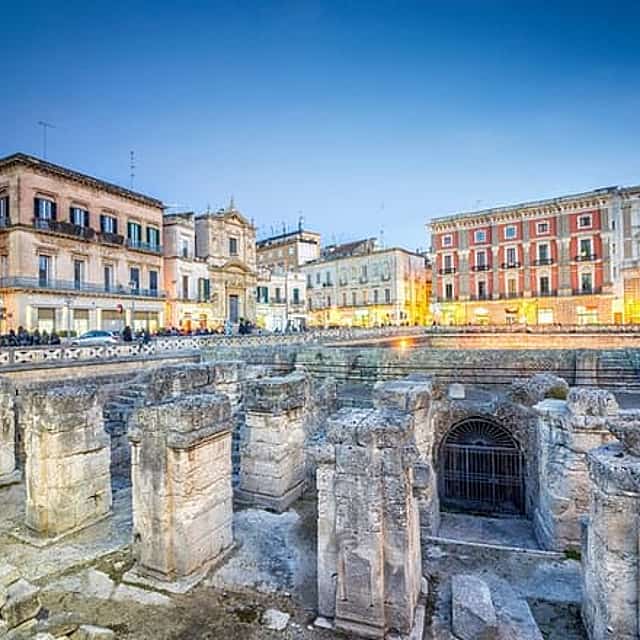 Ιδιωτική απευθείας μεταφορά από το Αμάλφι στην Λέτσε με έναν τοπικό οδηγό