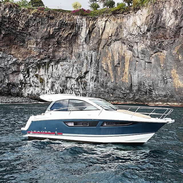 Tour privado en yate: Cabo Girão y aguas cristalinas.
