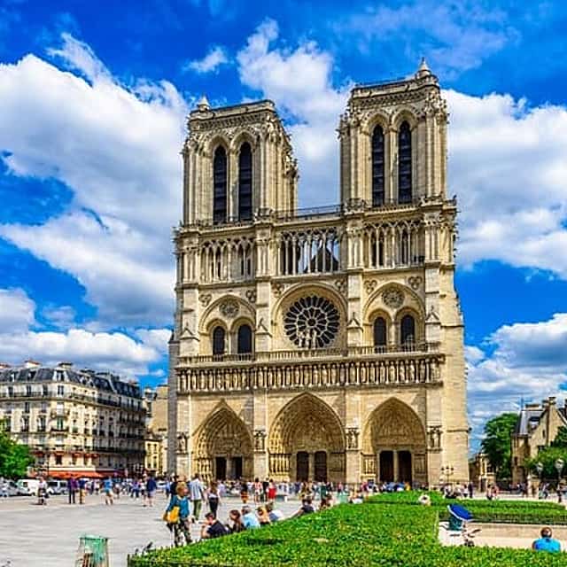 Paris - Notre-Dame : visite guidée théâtralisée du quartier en français