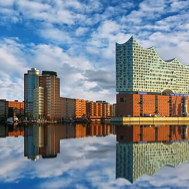 Private transfer from Amsterdam to Hamburg, 2h stop in Bremen