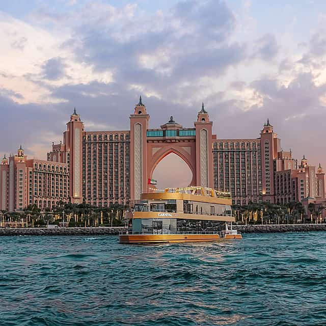 Croisière Dîner à Dubaï Marina avec Spectacles Multiples
