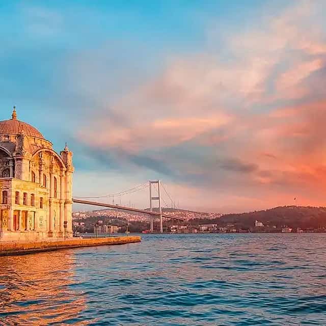 "Zonsondergang Cruise op de Bosporus met Thee en Koekjes"
