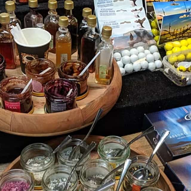 Víkendová prohlídka jídla v Reykjavíku se zastávkou na bleším trhu v Reykjavíku.
