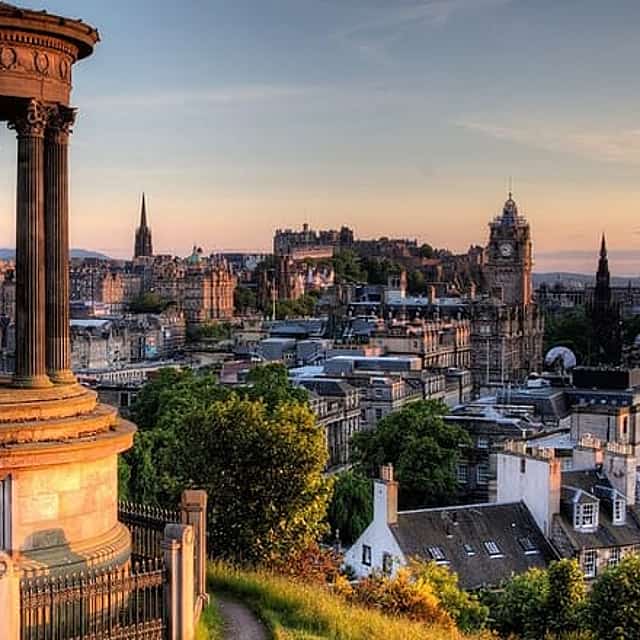 Edinburgh Scavenger Hunt & Highlights Self-Guided Walking Tour