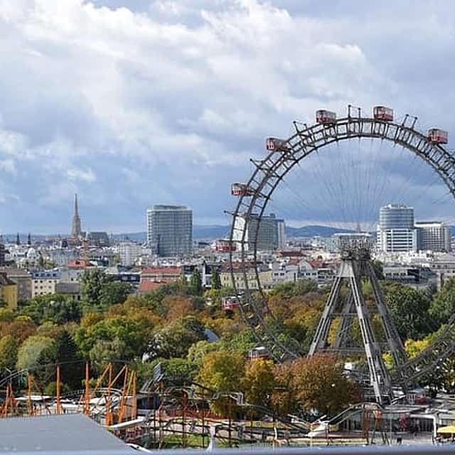 Private Transfer from Warsaw to Vienna with 2h of Sightseeing