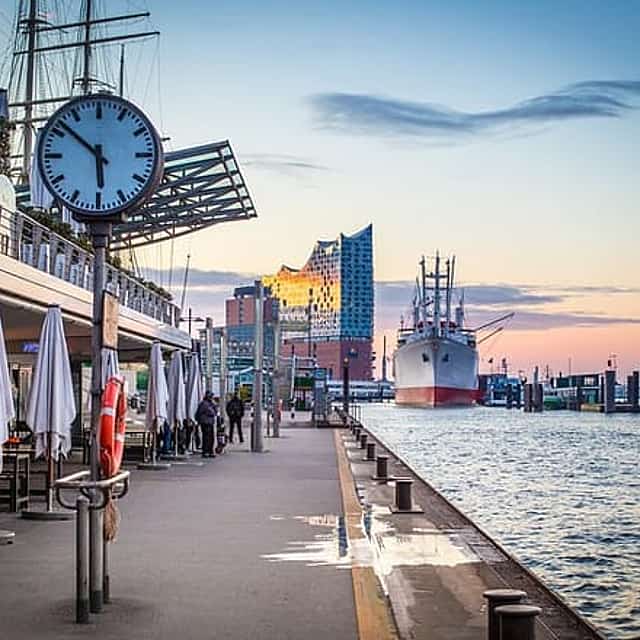 Privé transfer van Amsterdam naar Hamburg, 2 uur stop in Zwolle.