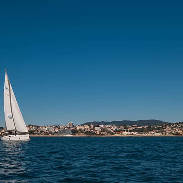 Paseo en Velero de Lujo Privado en Cascais de 2h o 3h con bebida de bienvenida