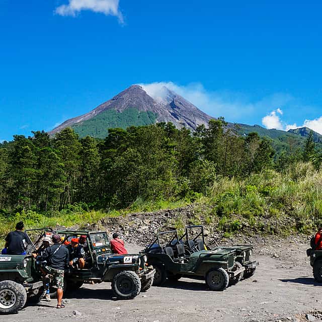 Templo de Borobudur y recorrido en jeep por la lava del Merapi.
