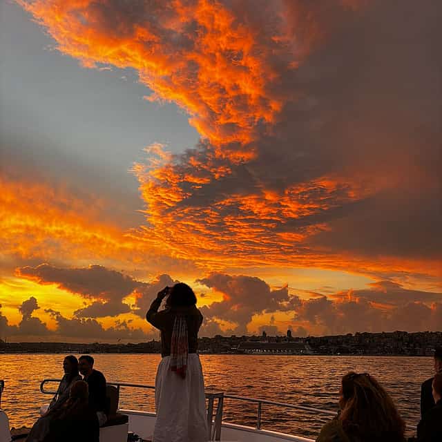Kleine Luxus-Yacht-Tour bei Sonnenuntergang mit Snacks
