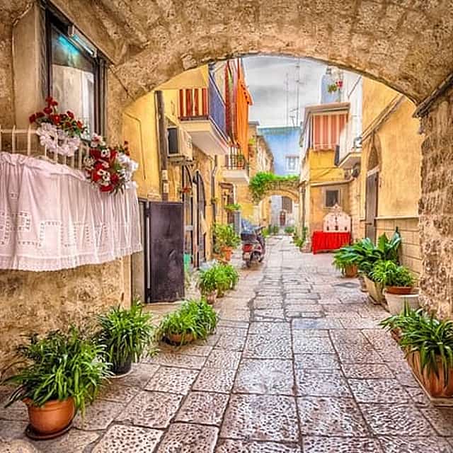 Private transfer from Naples to Bari with 2h for sightseeing stop