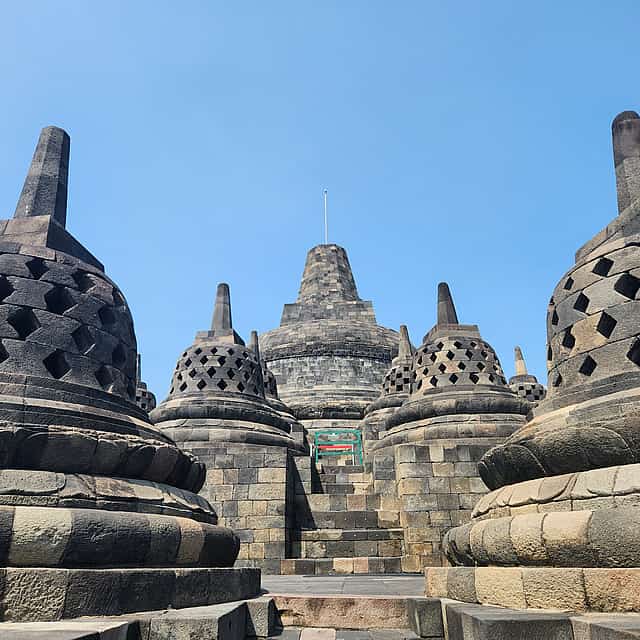 Tour de un día al amanecer en Borobudur, el volcán Merapi y Prambanan.

