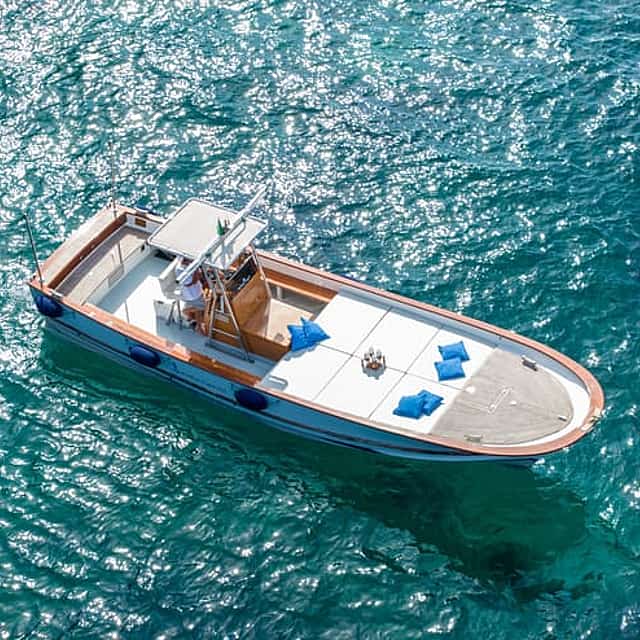 Private boat tour around Capri with Classy Gozzo