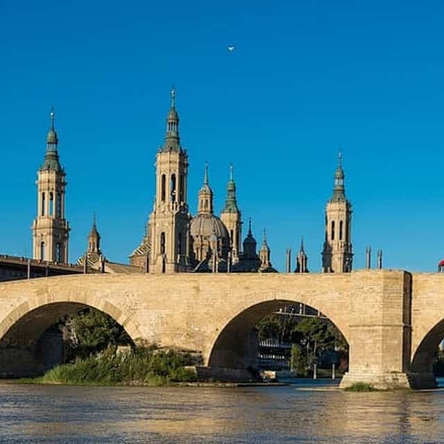 Transfer Privado de Barcelona para Saragoça Com Uma Paragem de 2 Horas