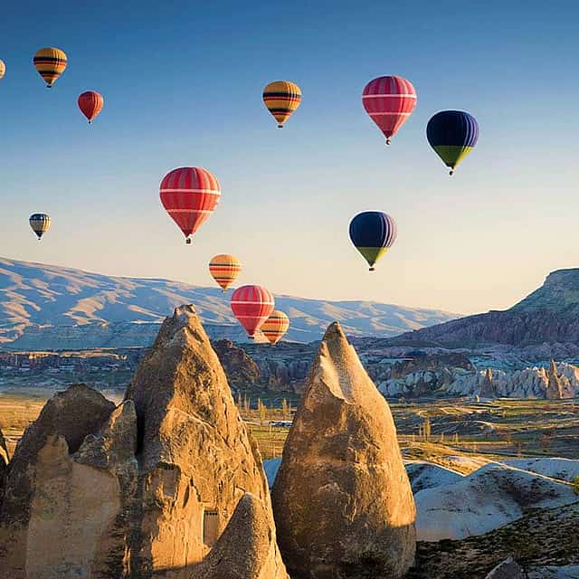 "Busreise von Istanbul nach Kappadokien mit Übernachtung in einem außergewöhnlichen Hotel und einer Fahrt mit dem Heißluftballon."
